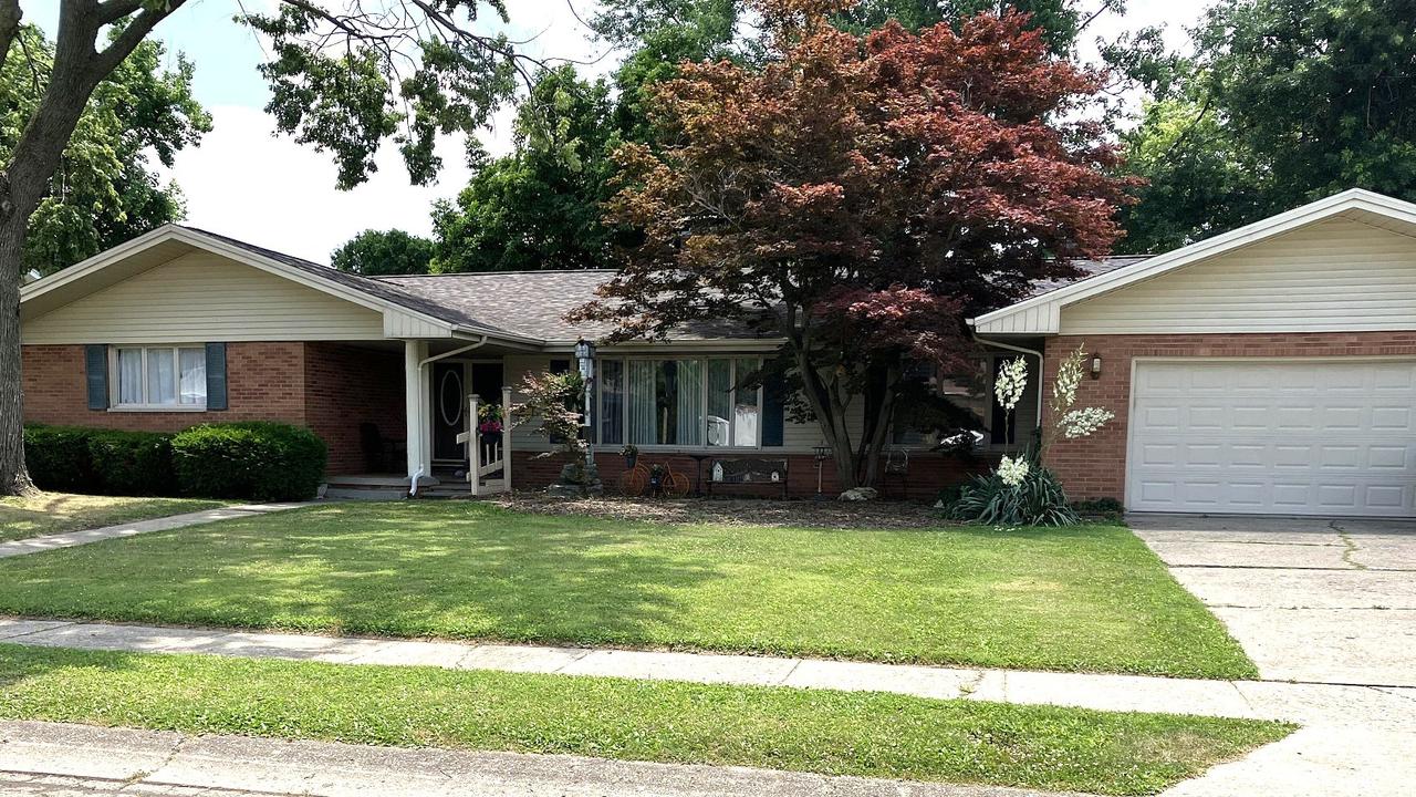 425 Crestmore Ave., Mattoon, IL 61938