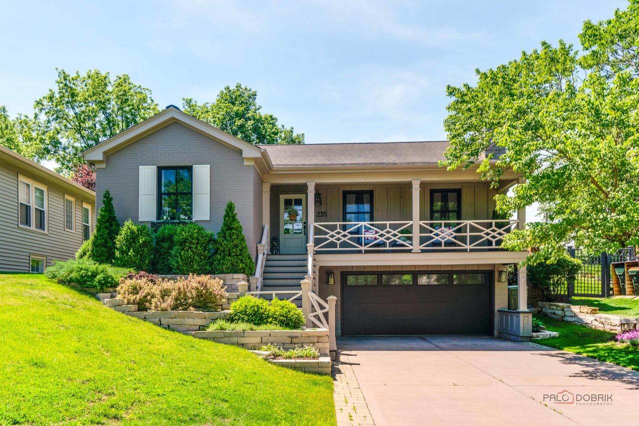 235 Coolidge Ave., Barrington, IL 60010