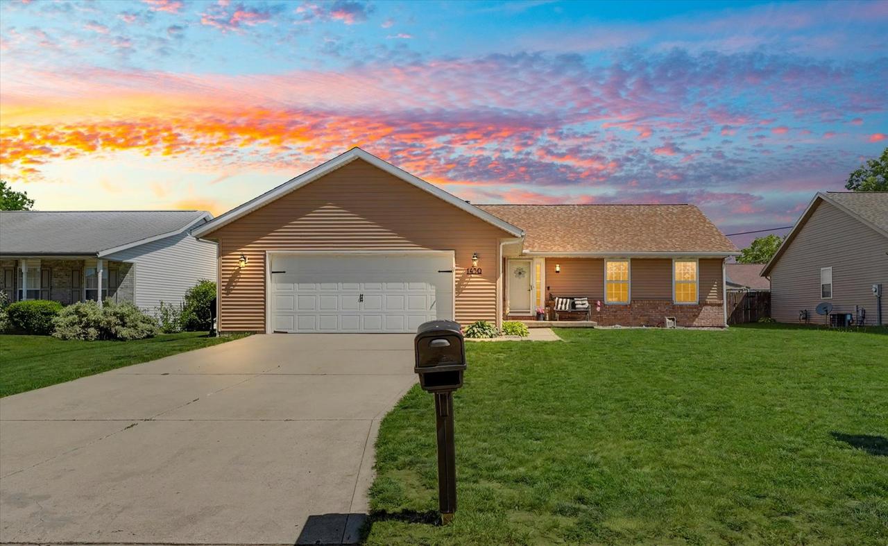 1430 Honeysuckle Ln., Farmer City, IL 61842