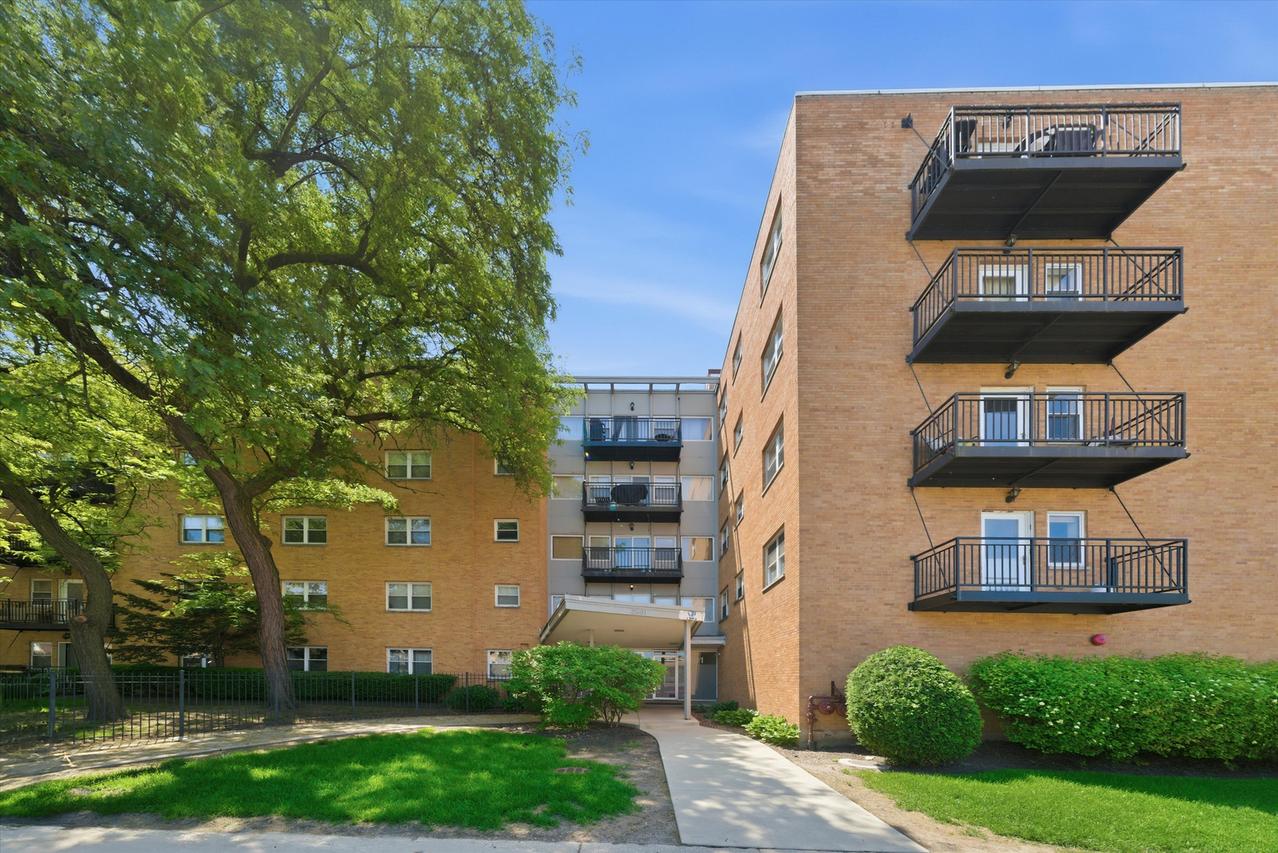 2501 W Bryn Mawr Ave. #302, Chicago, IL 60659