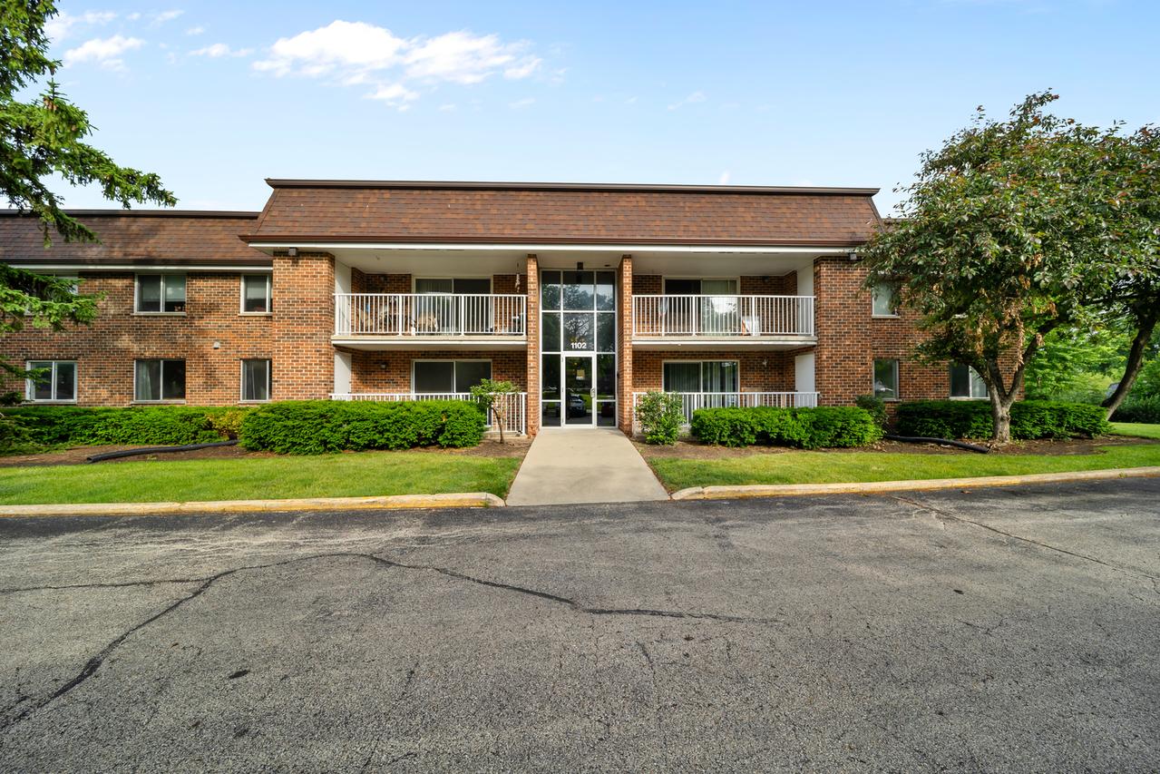 1102 Westover Ln. #1B, Schaumburg, IL 60193