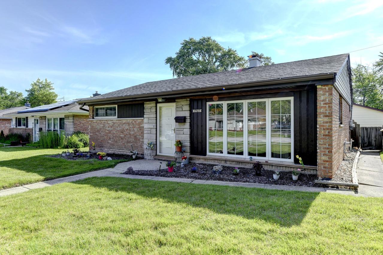 17927 Wildwood Ave., Lansing, IL 60438