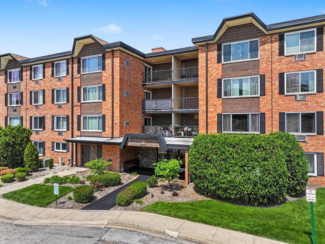 1227 S Old Wilke Rd. #210, Arlington Heights, IL 60005