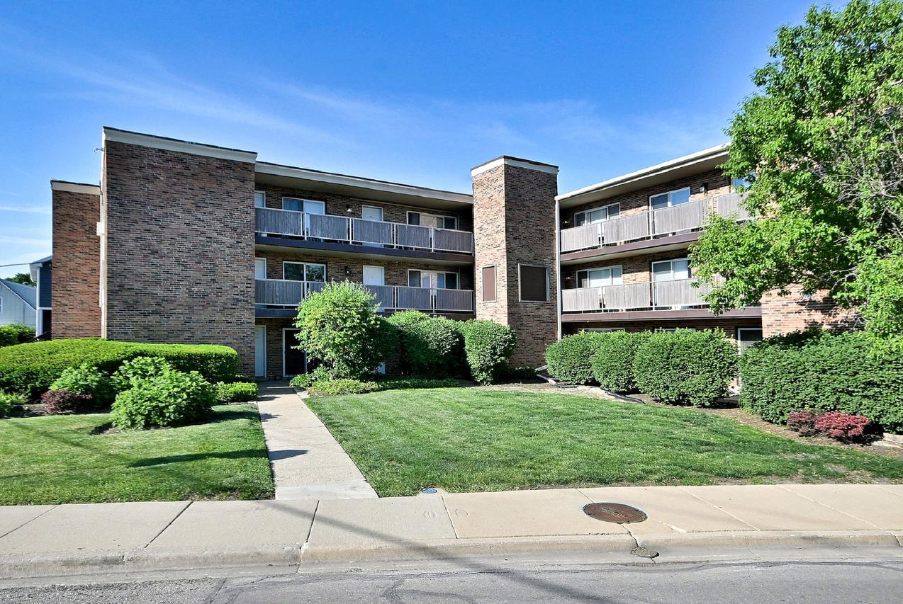 600 S York St. #2B, Elmhurst, IL 60126