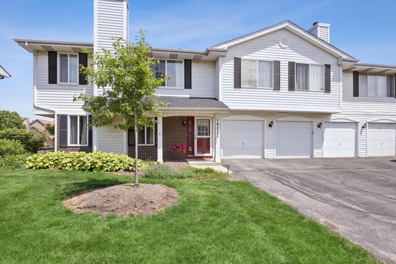 7921 Knottingham Cir. #A, Darien, IL 60561