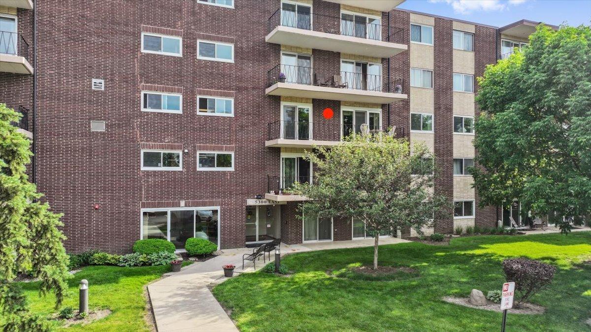 5300 Walnut Ave. #19C, Downers Grove, IL 60515