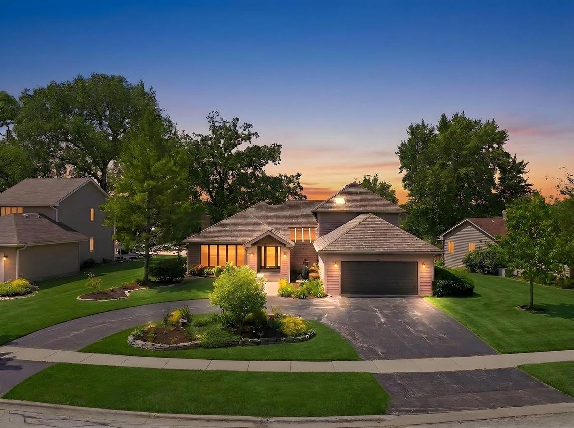534 Whispering Pines Rd., Lindenhurst, IL 60046