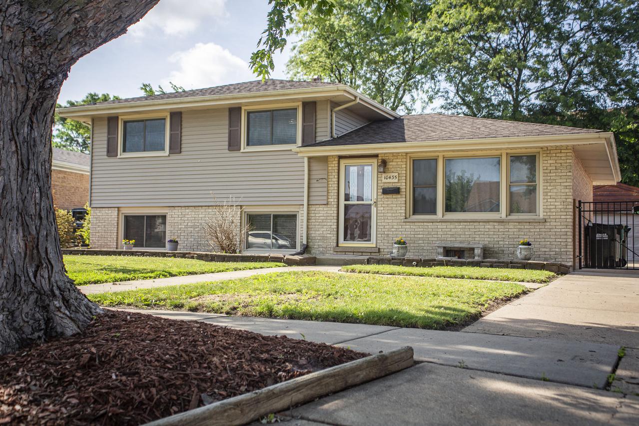10435 Barnard Dr., Chicago Ridge, IL 60415