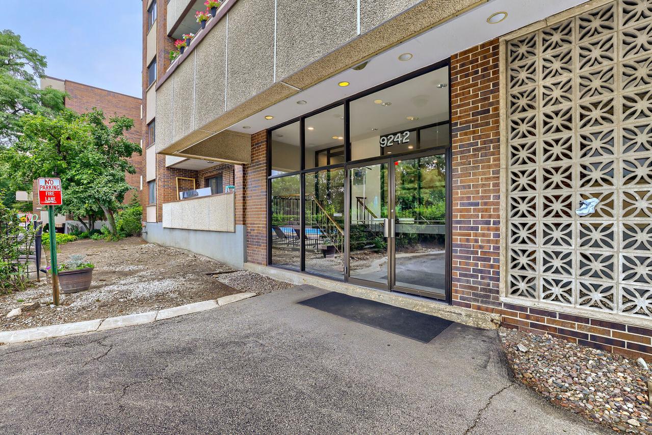 9242 Gross Point Rd. #107, Skokie, IL 60077
