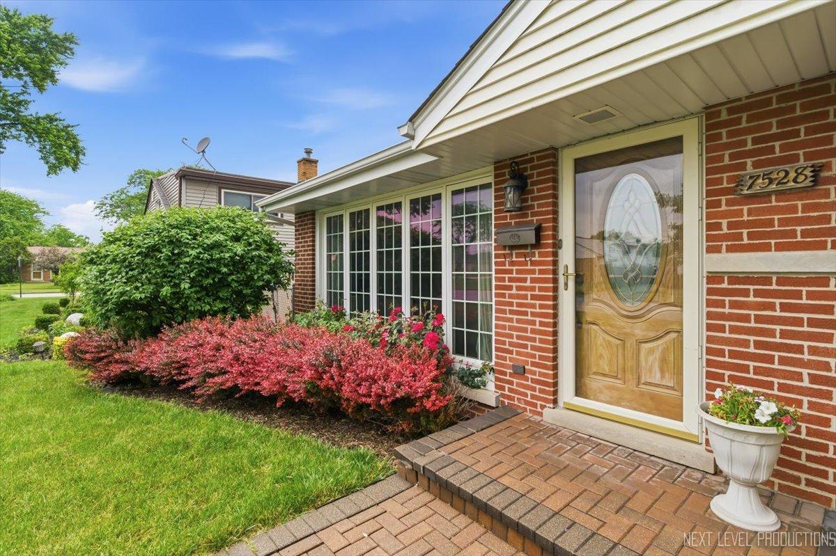 7528 Churchill St., Morton Grove, IL 60053