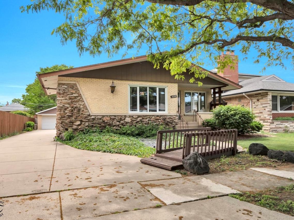 10208 S Saint Louis Ave., Evergreen Park, IL 60805