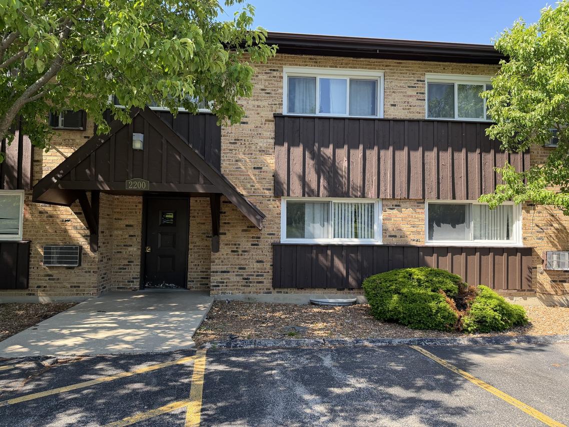 2200 Arbor Cir. #1, Downers Grove, IL 60515