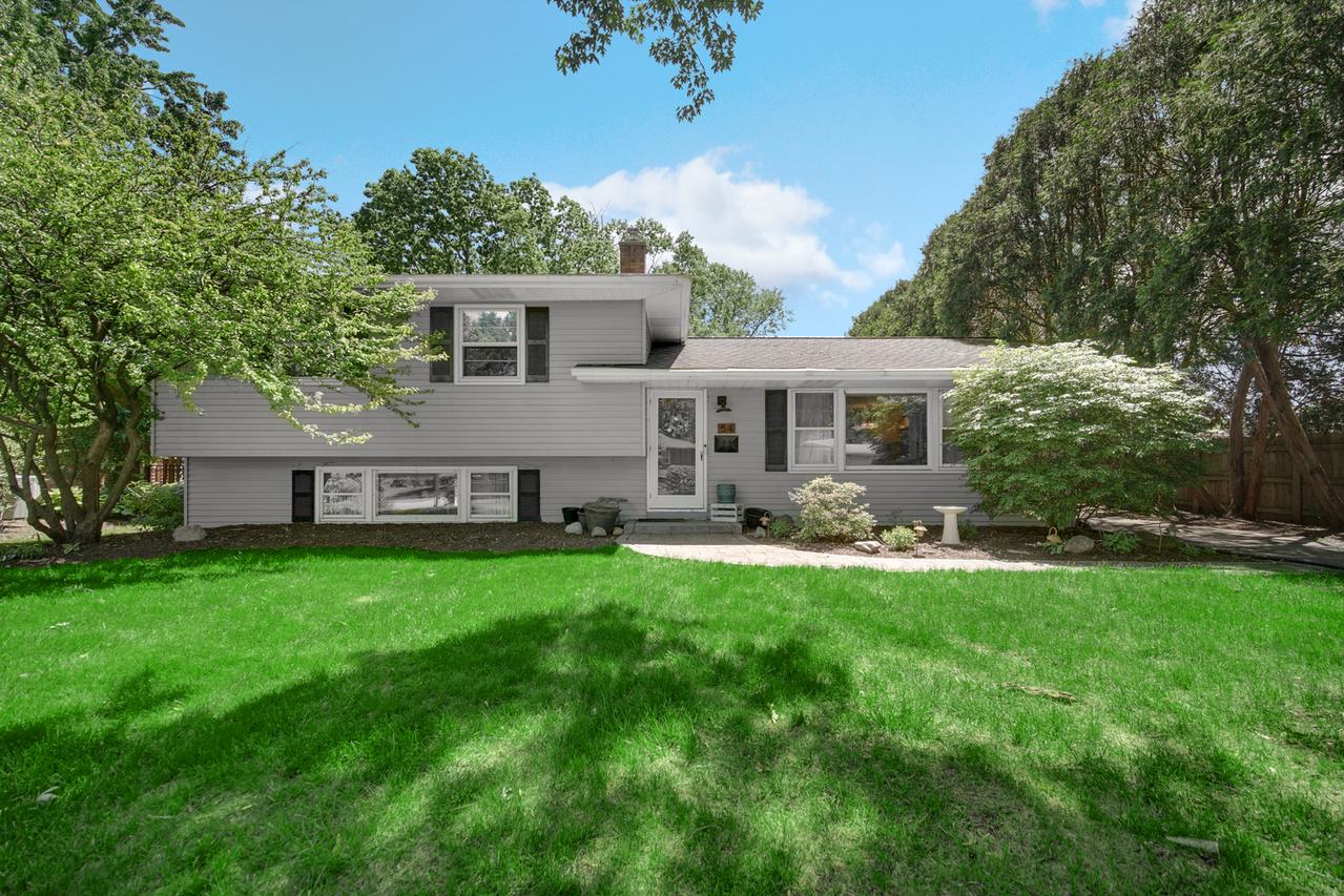 54 Elmwood Dr., Naperville, IL 60540