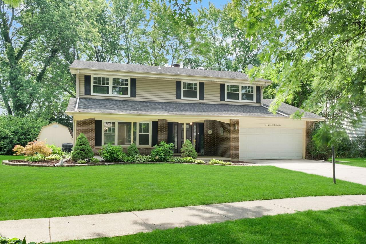 24W645 Woodcrest Dr., Naperville, IL 60540