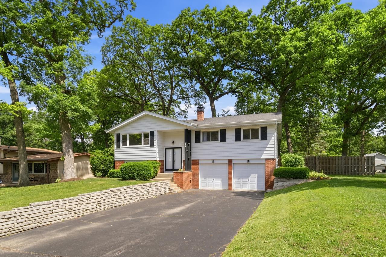 254 Dunbar Rd., Mundelein, IL 60060