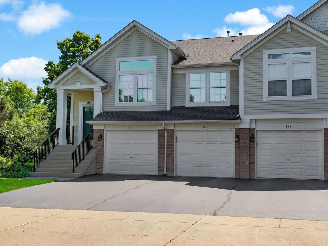 979 Huntington Dr., Elk Grove Village, IL 60007