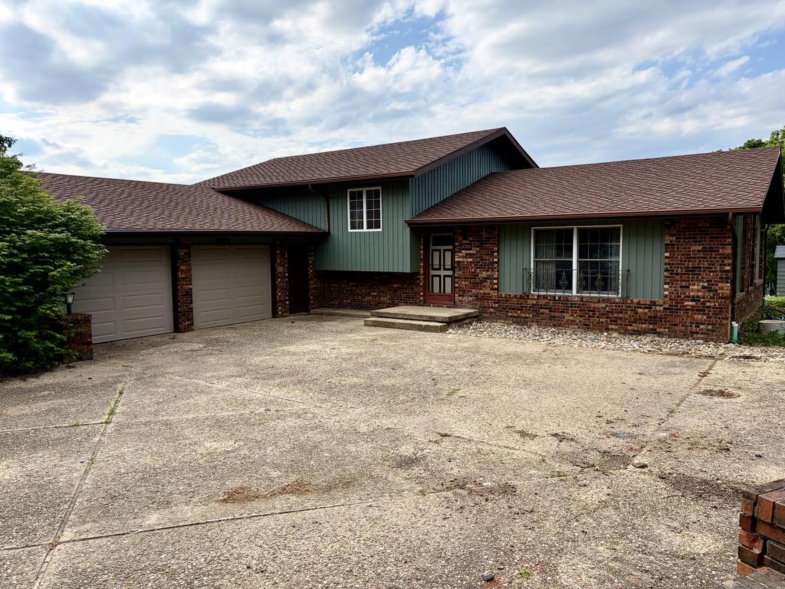 8819 Oak Dr., Clinton, IL 61727