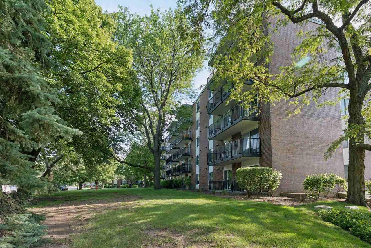5S040 Pebblewood Ln. #E105, Naperville, IL 60563