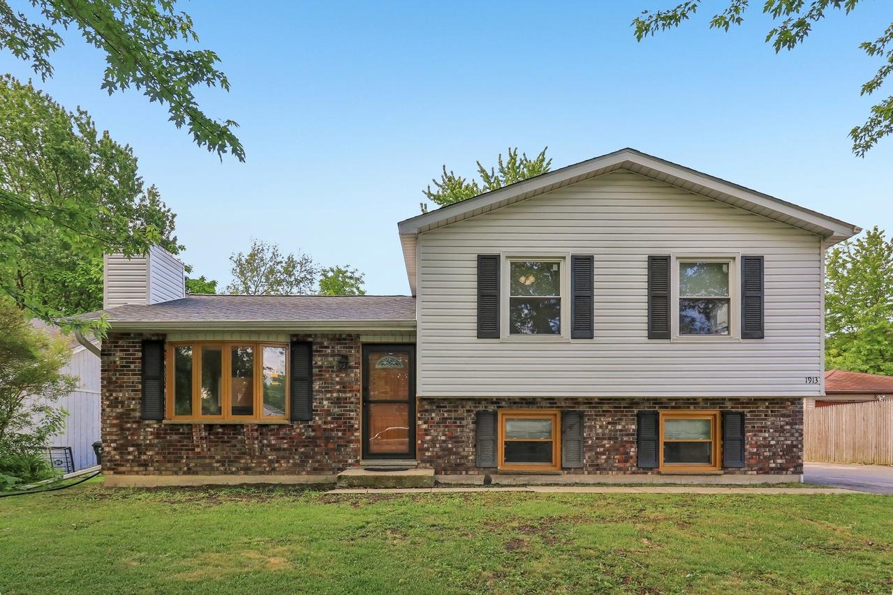 1913 Burr Oak Ln., Lindenhurst, IL 60046