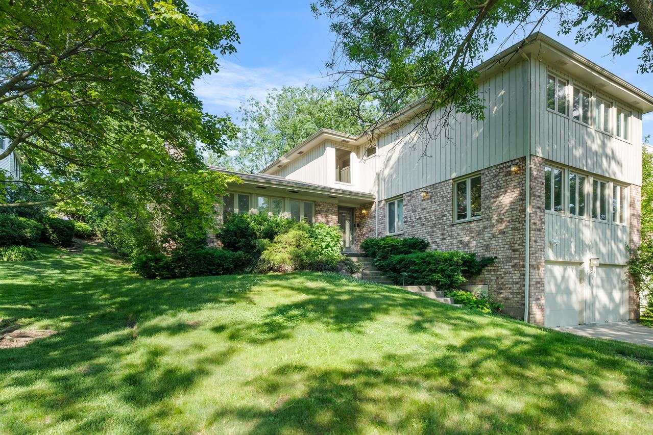 559 Hillside Dr., Highland Park, IL 60035