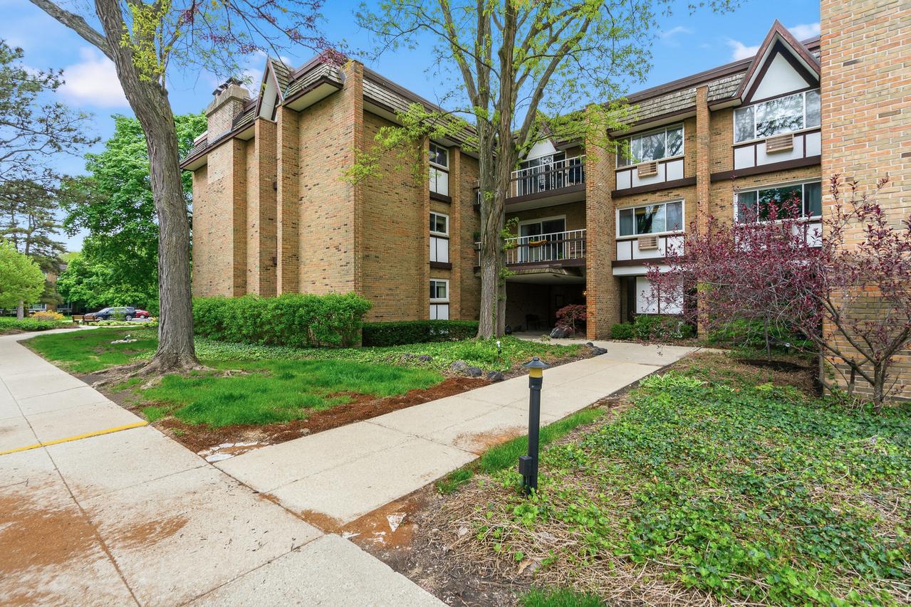 320 Claymoor Rd. #1C, Hinsdale, IL 60521