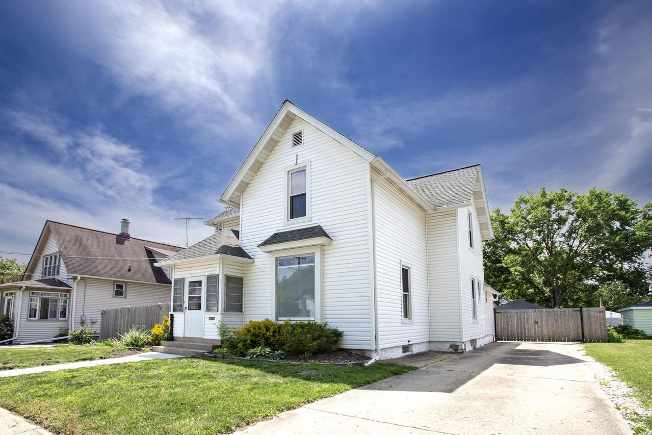 315 E 1st St., East Dundee, IL 60118