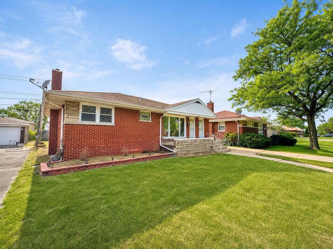 386 Clyde Ave., Calumet City, IL 60409