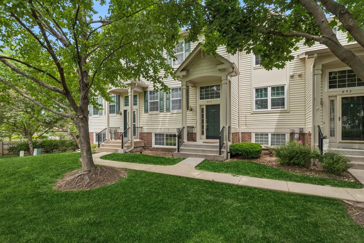 845 Essex Cir., Grayslake, IL 60030