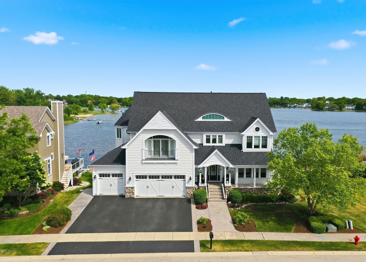 820 Peninsula Dr., Wauconda, IL 60084