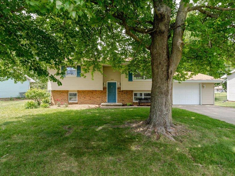 124 Hilton Dr., Lexington, IL 61753