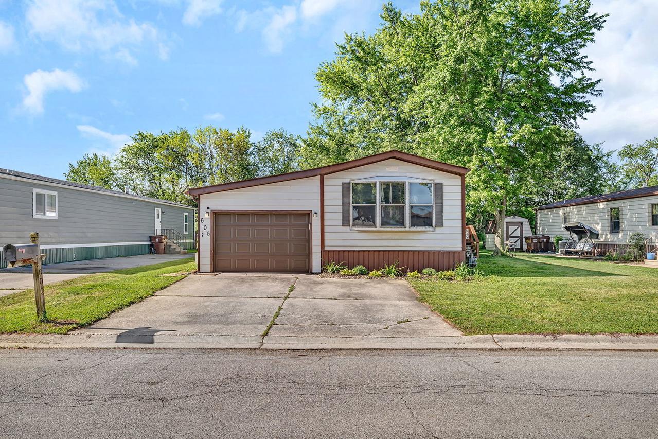 606 Tanglewood Rd., Matteson, IL 60443