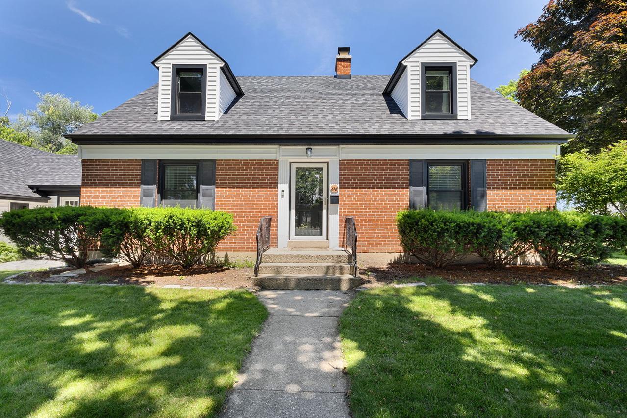 4 W Monroe St., Villa Park, IL 60181
