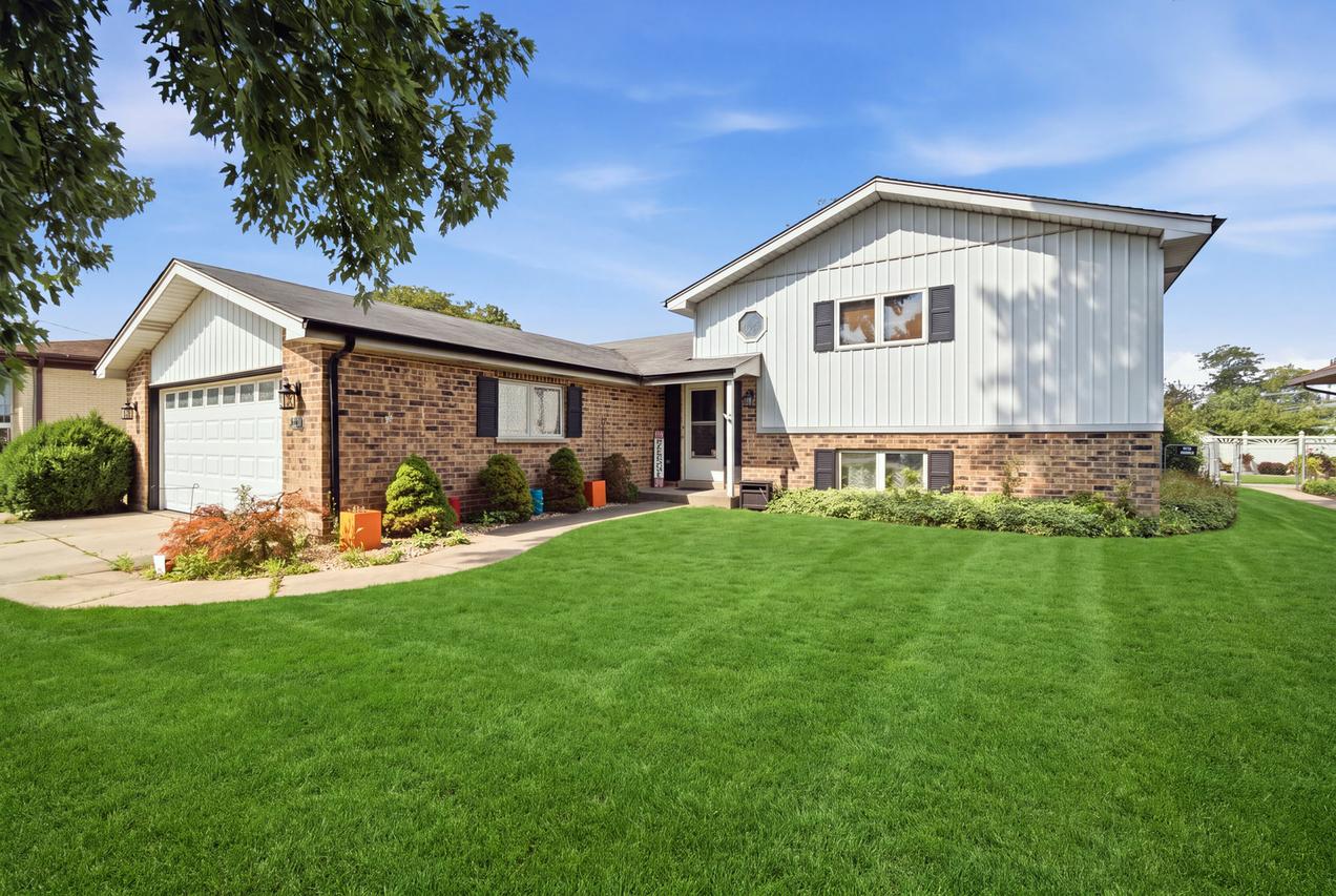 2238 Elmira Ave., Des Plaines, IL 60018