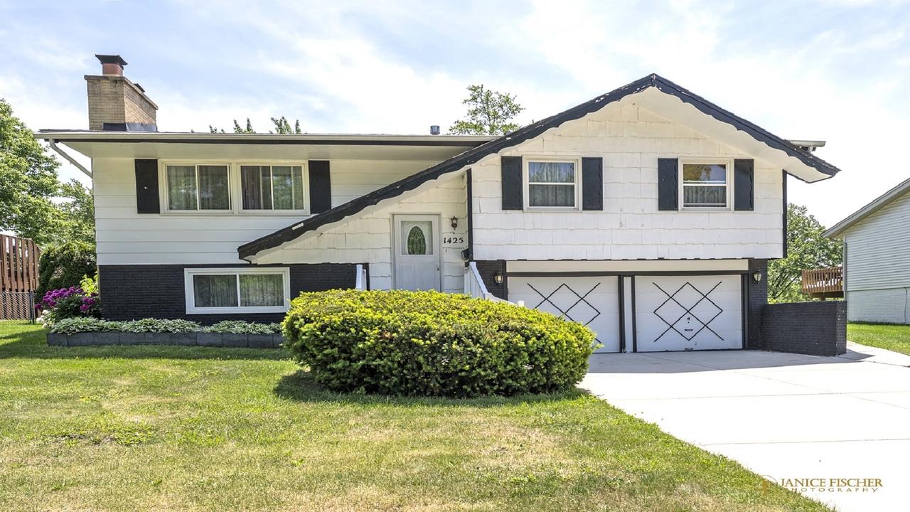 1425 Concord Ln., Schaumburg, IL 60193
