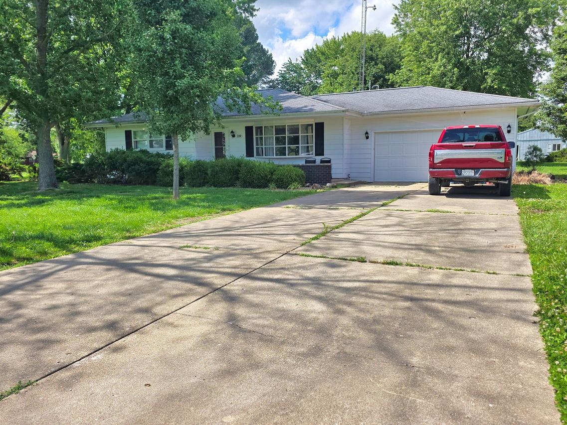 220 Oak St., Noble, IL 62868