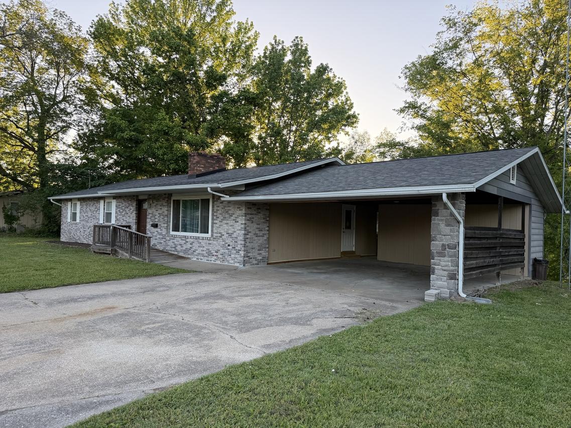 1612 Shomaker Dr., Murphysboro, IL 62966