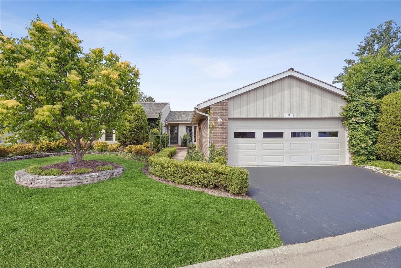98 Briarwood Cir., Oak Brook, IL 60523