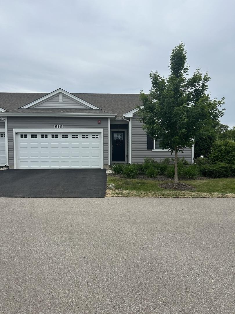 916 Darwin St., North Aurora, IL 60542