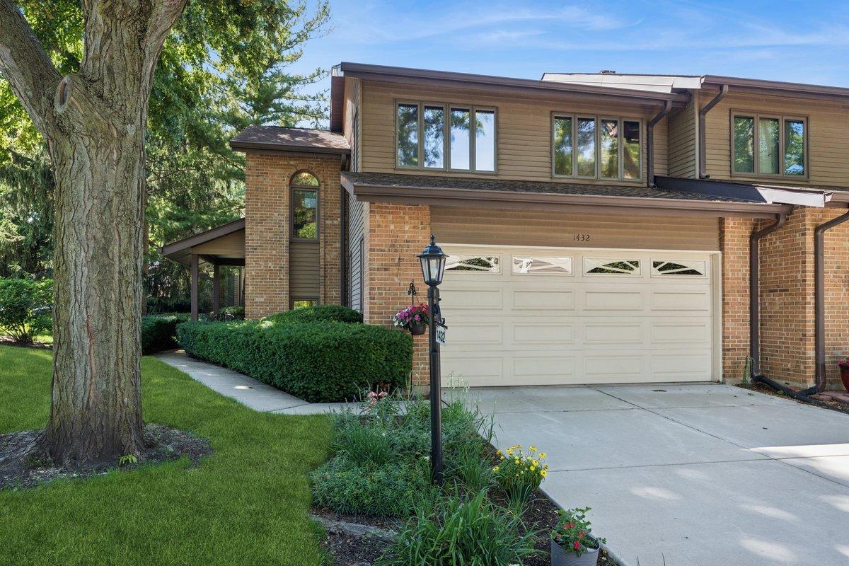 1432 Picadilly Cir., Mount Prospect, IL 60056