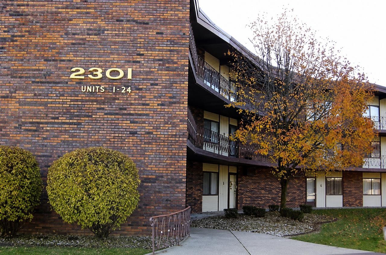 2301 Holiday Ter. #11, Lansing, IL 60438