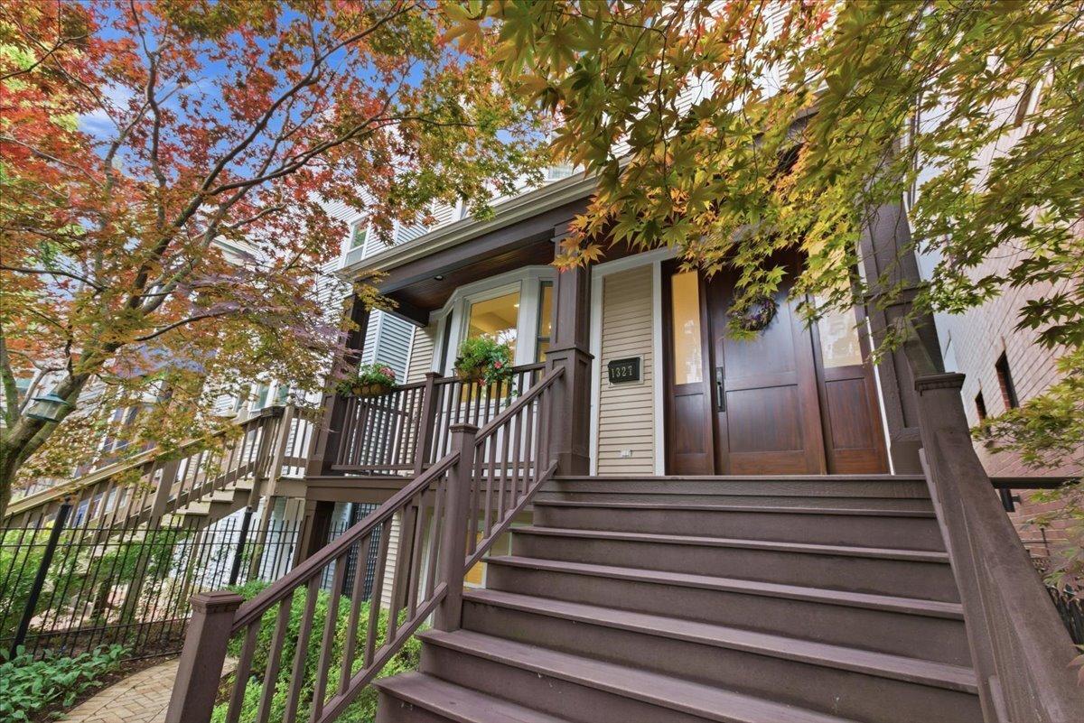 1327 W Barry St., Chicago, IL 60657