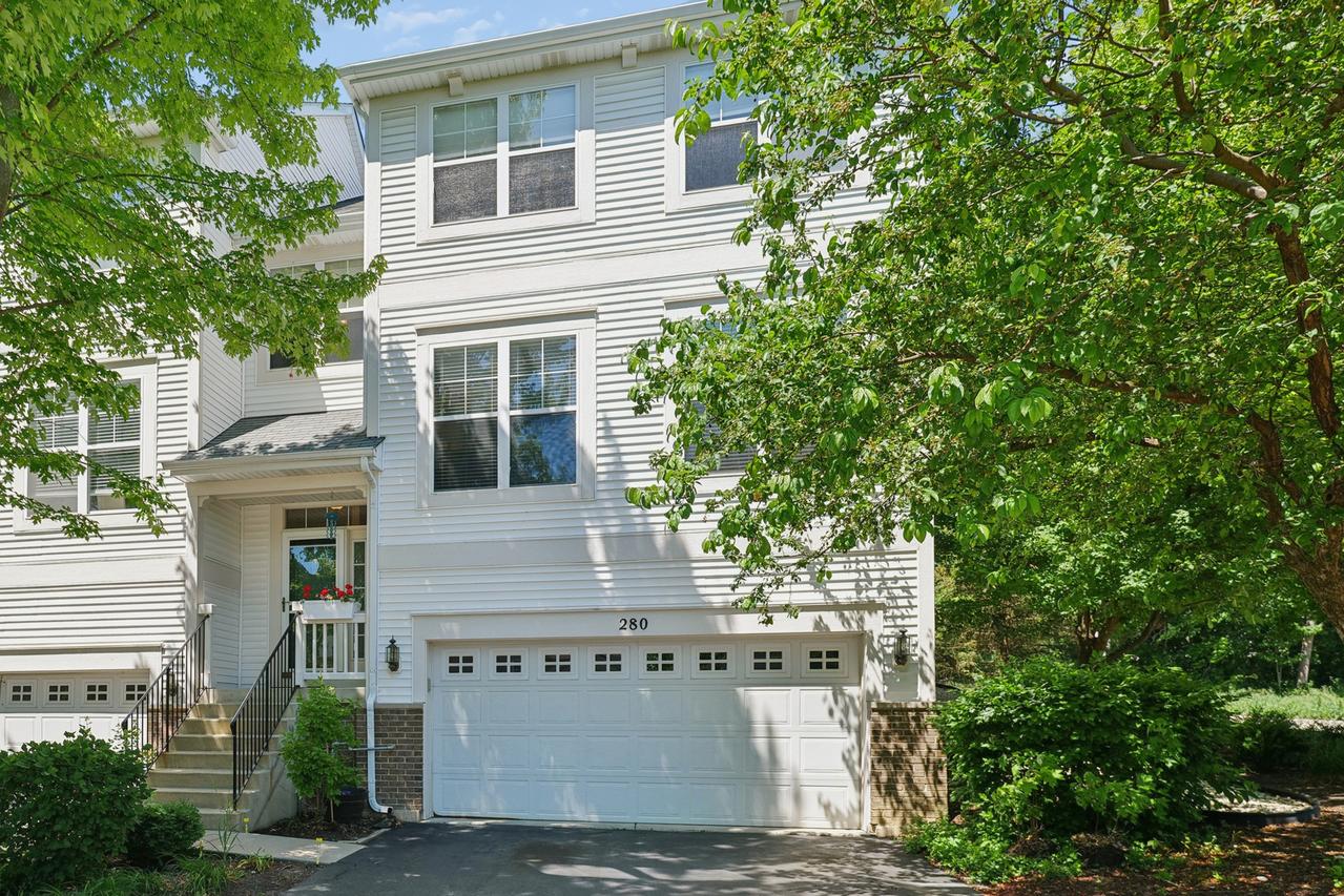 280 Hickory Ln., South Elgin, IL 60177