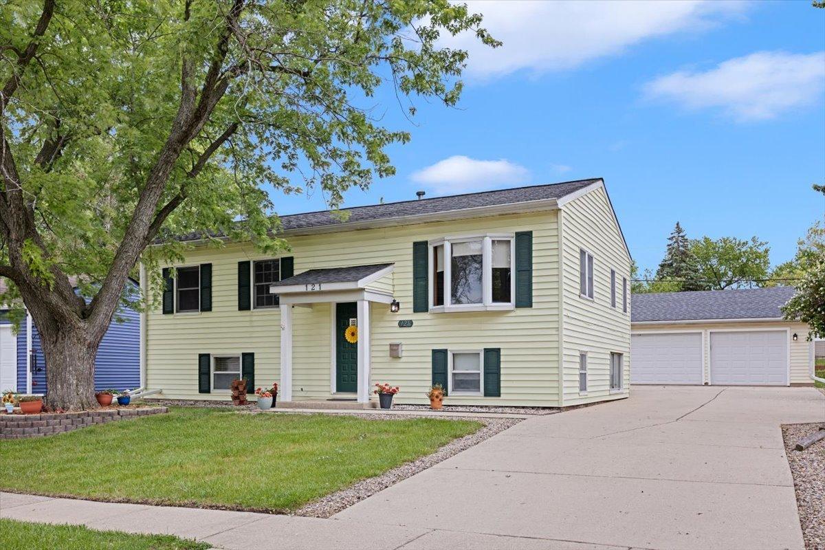 121 Seton Pl., Streamwood, IL 60107