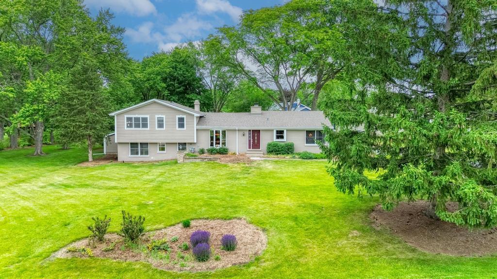 325 Canterbury Ln., Inverness, IL 60010