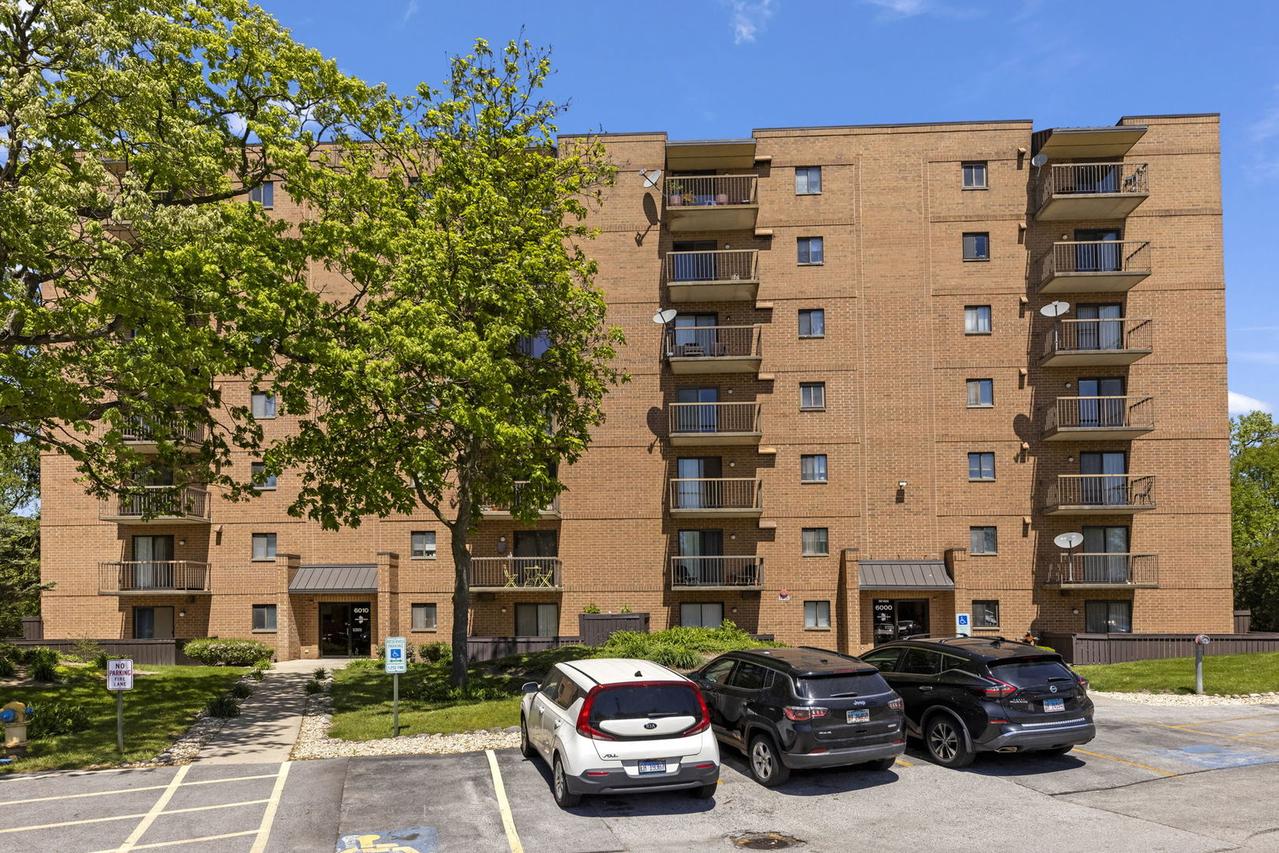 6010 Lake Bluff Dr. #301, Tinley Park, IL 60477