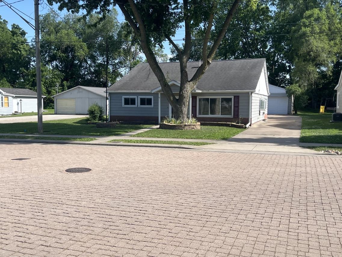 113 4th St., Carbon Cliff, IL 61239