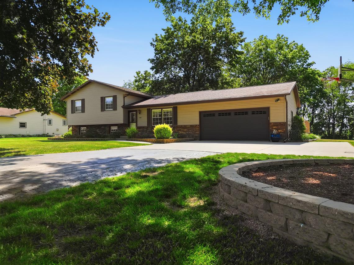 1665 Hill Dr., Dixon, IL 61021