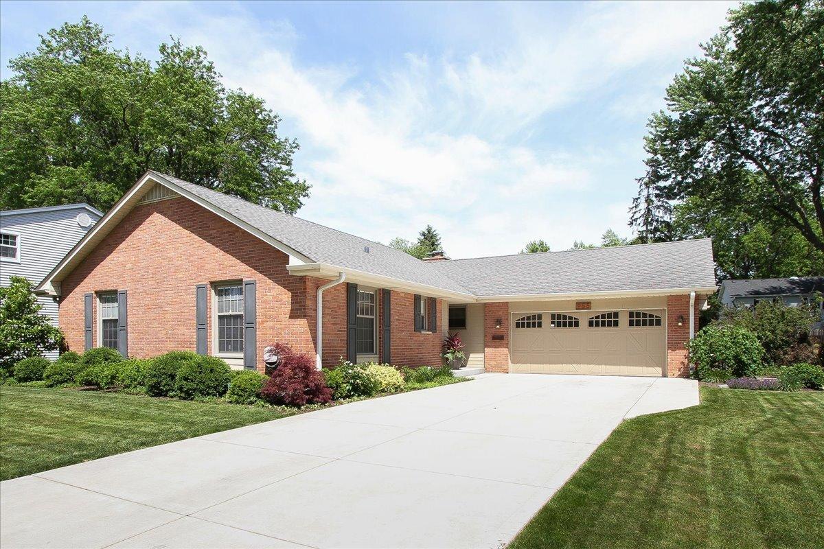 955 N Topanga Dr., Palatine, IL 60074