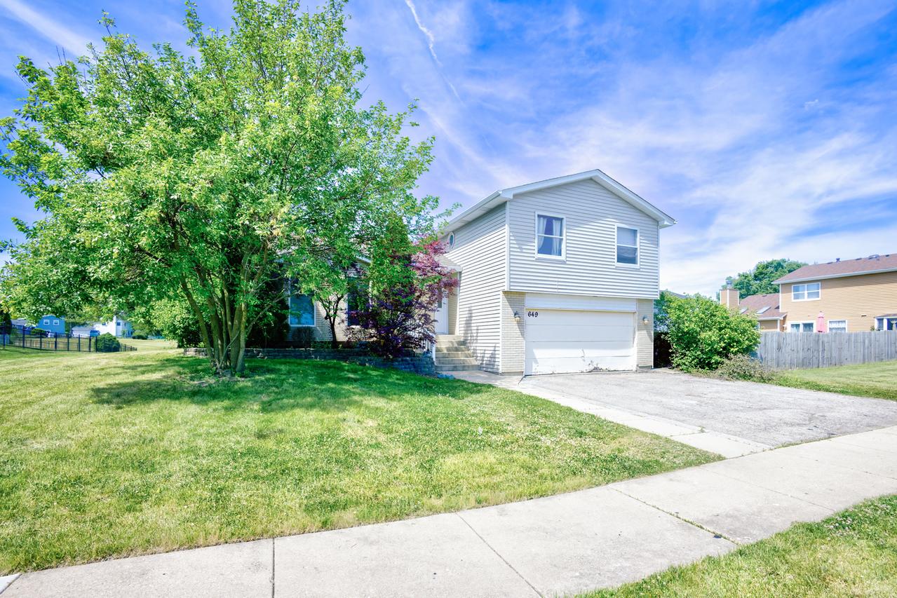 649 Hiawatha Dr., Carol Stream, IL 60188