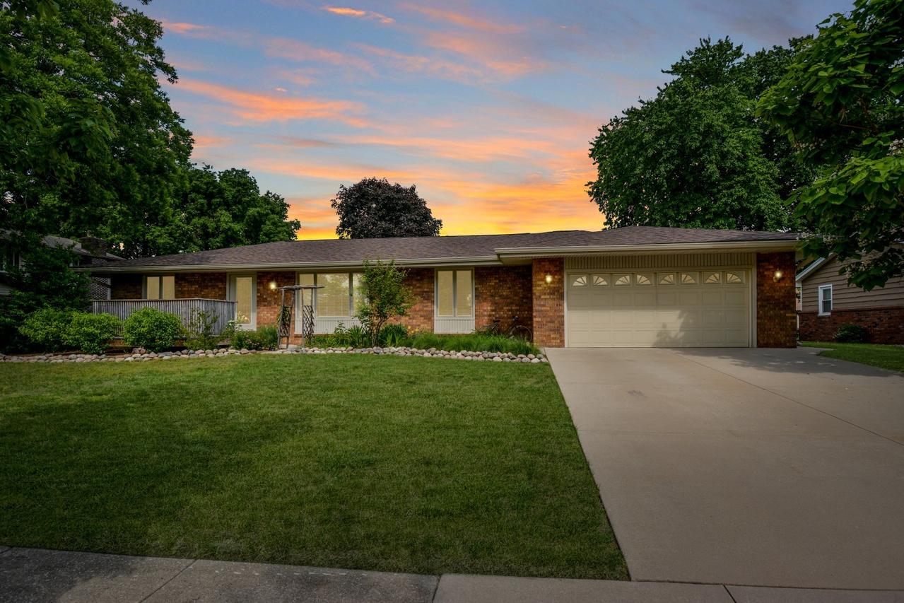 104 S Williamsburg Dr., Bloomington, IL 61704